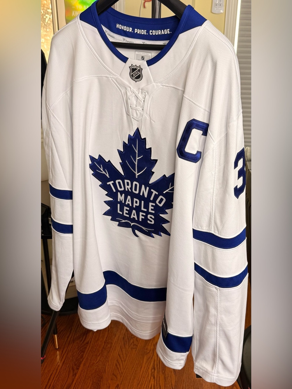 Gorgeous Fanatics Maple Leafs Matthews No.34 Breakaway Jersey!!!